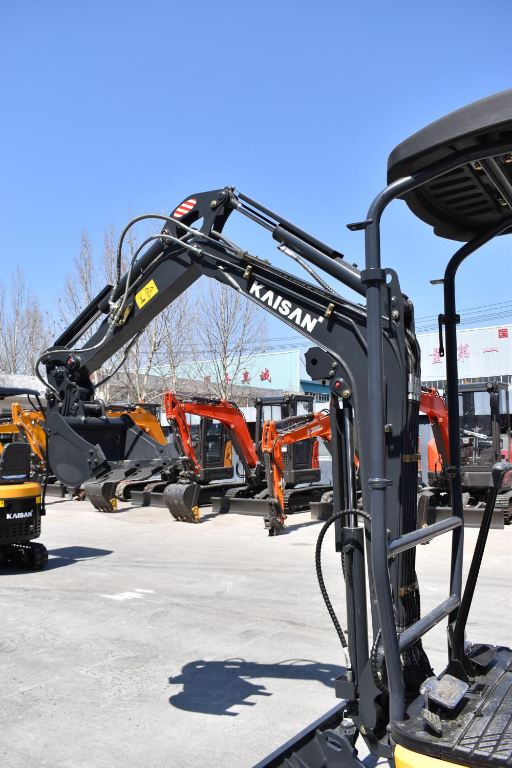 Miniexcavadora KN18 para trabajos de excavación en granjas y terrenos pequeños