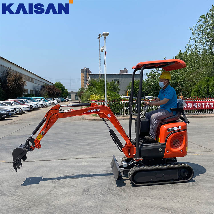 Minibagger mit mehreren Anbaugeräten für enge Platzverhältnisse